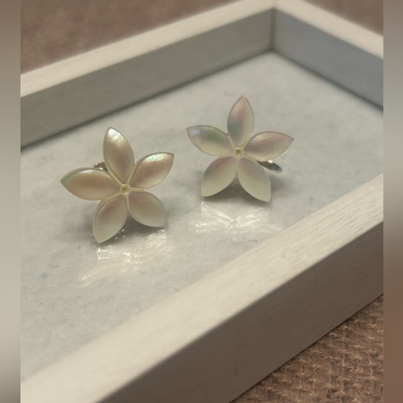 Shell Earrings In Pretty Flowers Screwbacks - Picture 1 of 6